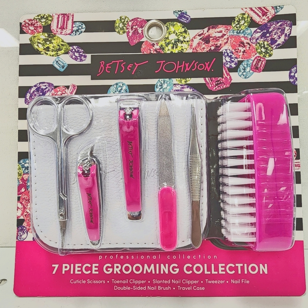 Betsey Johnson nail kit 7 pieces zipper case included